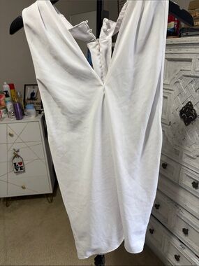 Amazon White V-Neck Sleeveless Blouse